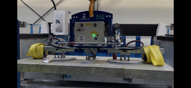 Palonnier à ventouse LF1600 autonome sur batterie avec 3 ventouses pour levage de charges lourdes