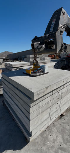 Image d'un palonnier à ventouses utilisé sur une surface en béton préfabriqué