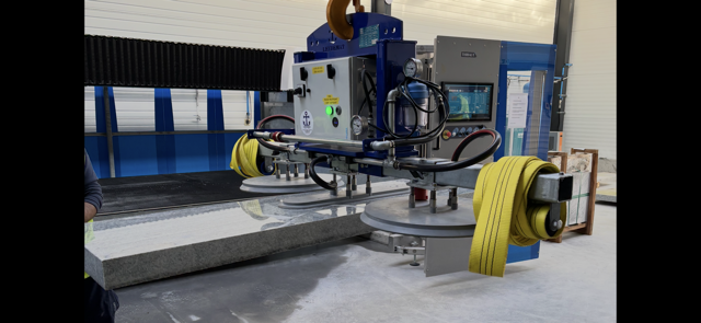 Palonnier à ventouse LF1600 en utilisation sur chantier pour levage sécurisé de plaques et panneaux