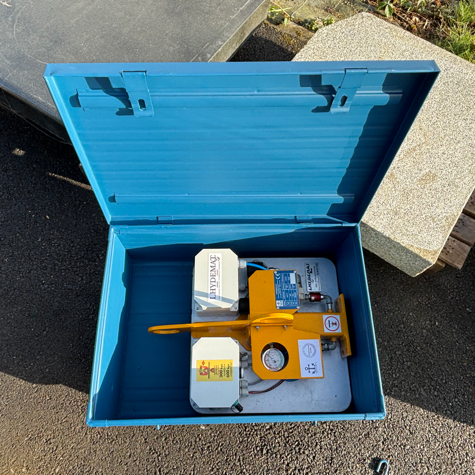 Palonnier à ventouses LPB dans sa caisse de stockage métallique