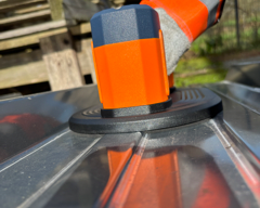 Ventouse manuelle sur batterie qui lève du panneau de toiture nervuré